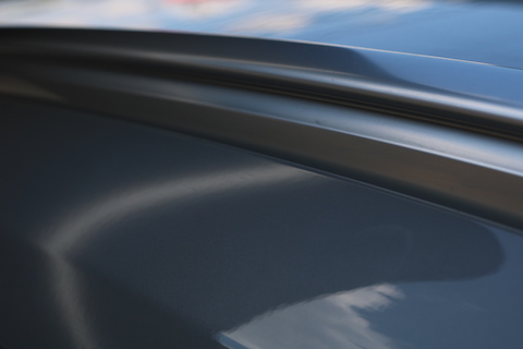 車のルーフのヘコミは、引っ張ってヘコミを出して直します！