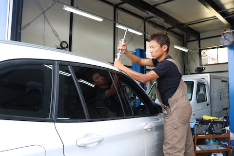 車のルーフのヘコミは、引っ張ってヘコミを出して直します！