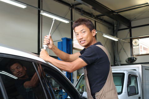 車のルーフのヘコミは、引っ張ってヘコミを出して直します！