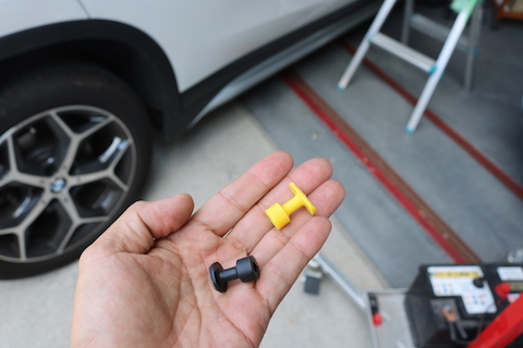 車のルーフのヘコミは、引っ張ってヘコミを出して直します！