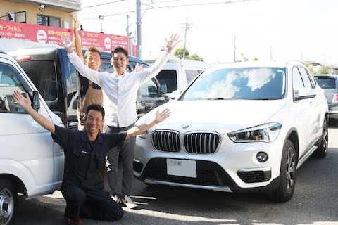 車のルーフのヘコミは、引っ張ってヘコミを出して直します！