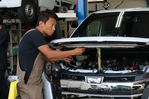 車のボンネットのヘコミ直しも塗装しないデントリペアで修理！