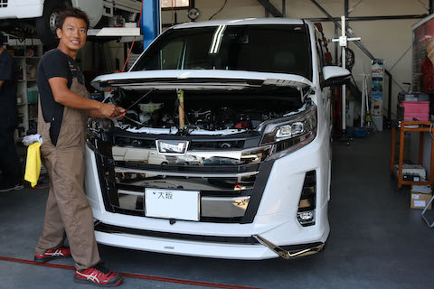 車のボンネットのヘコミ直しも塗装しないデントリペアで修理！