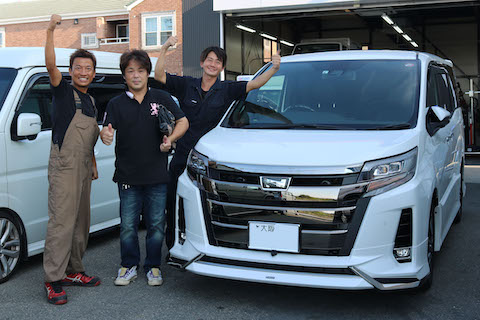 車のボンネットのヘコミ直しも塗装しないデントリペアで修理！