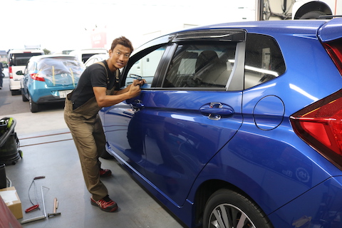 車のヘコミが跡形もなく消えて笑顔になる修理方法があります！