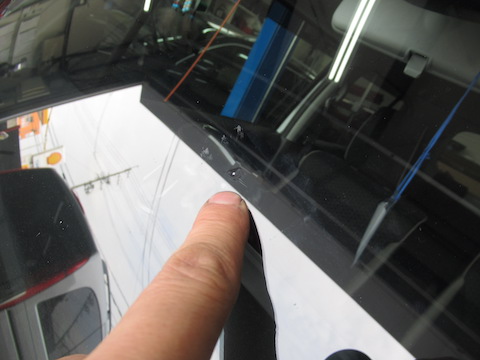 フロントガラス修理、永久保証・100%車検合格保証、修理後の安心をご提供します！