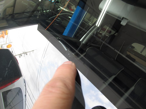 フロントガラス修理、永久保証・100%車検合格保証、修理後の安心をご提供します！