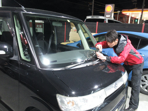 車のフロントガラスの飛び石被害、当日のご依頼でも予約なくても直します！