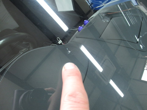 車のフロントガラスひび割れ、いろんなお悩み解決を1店（ワンストップ）で全て自社施工で解決！