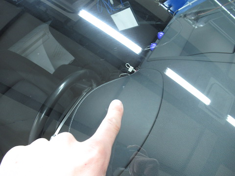 車のフロントガラスひび割れ、いろんなお悩み解決を1店（ワンストップ）で全て自社施工で解決！