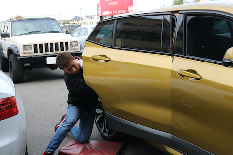 兵庫県で鈑金・塗装している2店のお店から、交野市のデントスマイルなら綺麗にヘコミを直すとご紹介頂きました！！