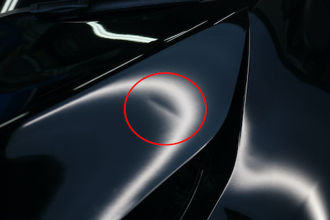 ボンネットのヘコミも、塗装しないデントリペアで15分〜の作業時間で元どおりに直します！