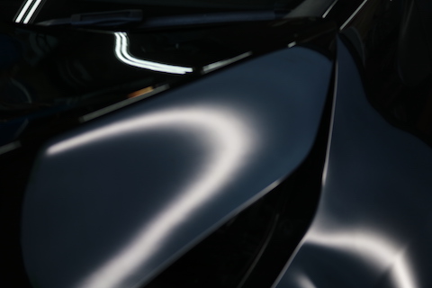 ボンネットのヘコミも、塗装しないデントリペアで15分〜の作業時間で元どおりに直します！