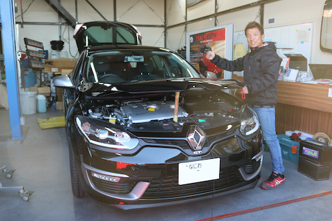 ボンネットのヘコミも、塗装しないデントリペアで15分〜の作業時間で元どおりに直します！