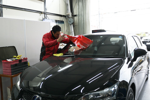 車のフロントガラスひび割れ、いろんなお悩み解決を1店（ワンストップ）で全て自社施工で解決！