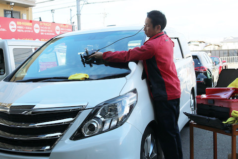 年末年始、高速走行でフロントガラスが割れたらすぐに直してください！