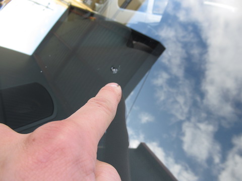 年末年始、高速走行でフロントガラスが割れたらすぐに直してください！