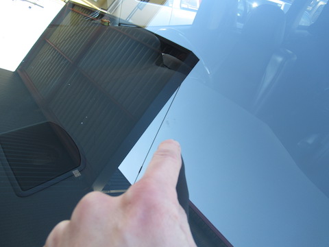 年末年始、高速走行でフロントガラスが割れたらすぐに直してください！