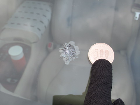 500円玉を超える複雑なひび割れしたフロントガラスもウインドリペアで直します！