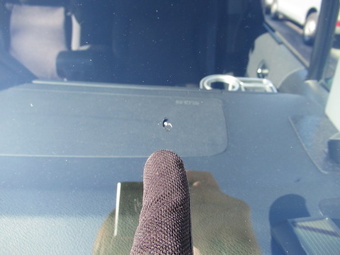 フロントガラスがひび割れ・傷・割れる原因とは？そのあとの修理方法は？？