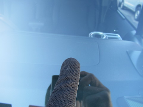 フロントガラスがひび割れ・傷・割れる原因とは？そのあとの修理方法は？？