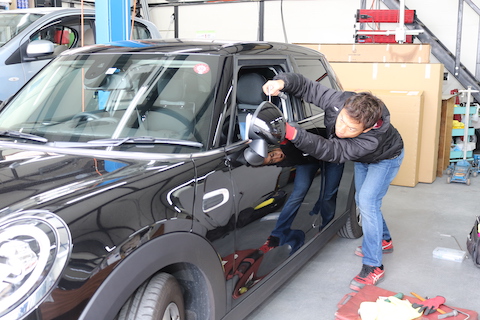 BMW MINI（ミニ）のドアのヘコミも、鈑金・塗装しないデントリペアで即時修理！