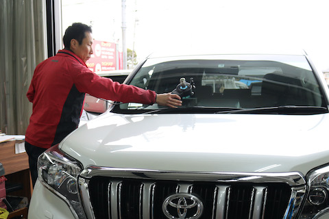 フロントガラスの飛び石被害のヒビ割れは緊急事態です！すぐに直します！！