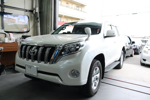 フロントガラスの飛び石被害のヒビ割れは緊急事態です！すぐに直します！！