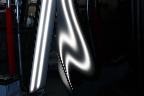 デントリペアはエクボのヘコミだけではありません。複雑な引きずったヘコミも直します！