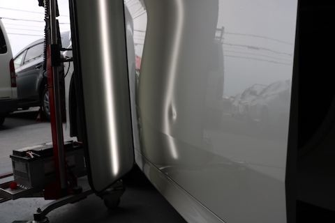 大きなヘコミでも、デントリペアにお任せください！ちょっと待つだけで元に戻ります！