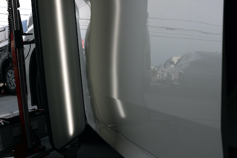 大きなヘコミでも、デントリペアにお任せください！ちょっと待つだけで元に戻ります！