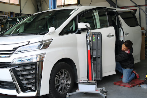 大きなヘコミでも、デントリペアにお任せください！ちょっと待つだけで元に戻ります！