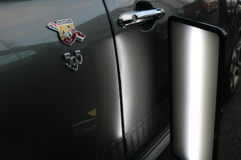 車のドアの端（エッジ）折れ・曲がりもデントリペアという技術で即時修理が可能！