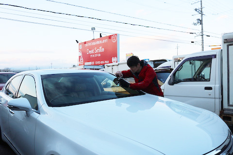 500円玉を超える複雑なひび割れしたフロントガラスもウインドリペアで直します！