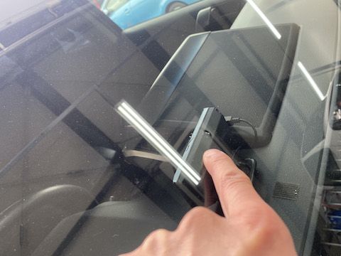 フロントガラスの飛び石被害のヒビ割れは緊急事態です！すぐに直します！！