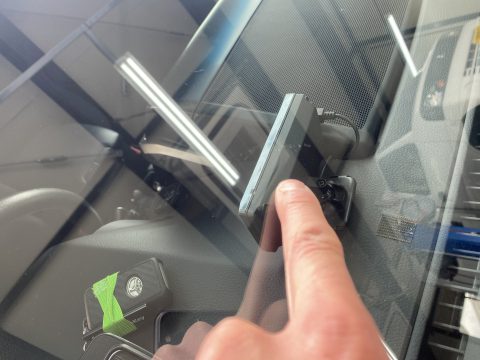 フロントガラスの飛び石被害のヒビ割れは緊急事態です！すぐに直します！！