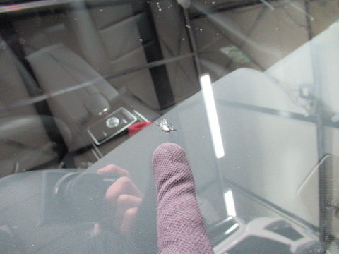 雨の日でもフロントガラスの割れた傷修理は可能です！