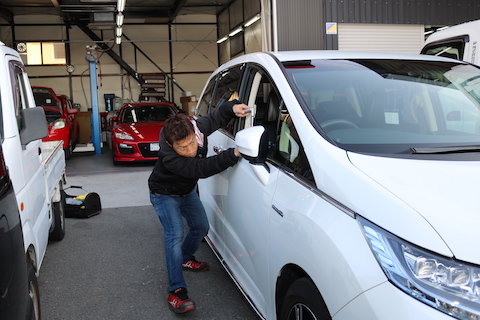 車のドアパンチの修理が気軽に出来る、1万円から直るデントリペア！