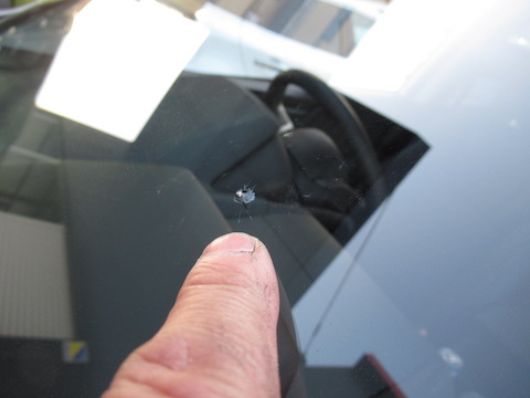 走行中に『パチッ』と音がしたら、フロントガラスのひび割れの可能性？その傷は直ります！