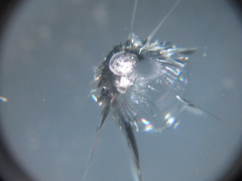 走行中に『パチッ』と音がしたら、フロントガラスのひび割れの可能性？その傷は直ります！