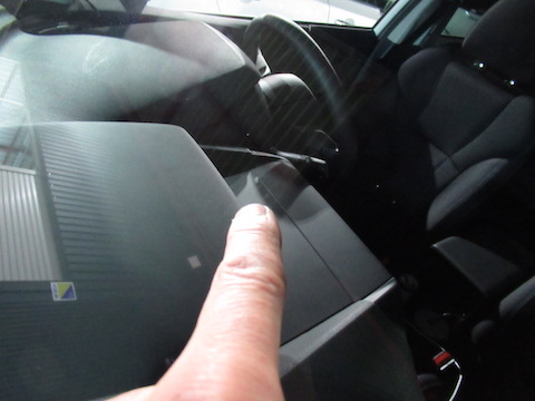 走行中に『パチッ』と音がしたら、フロントガラスのひび割れの可能性？その傷は直ります！