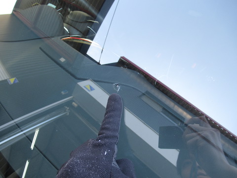 車のフロントガラスヒビ割れ傷の対処方法をご紹介します！