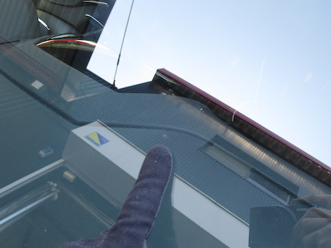 車のフロントガラスヒビ割れ傷の対処方法をご紹介します！