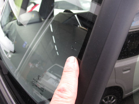 フロントガラス端っこギリギリのヒビ割れ傷も修理できます！