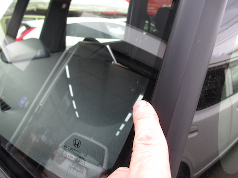 フロントガラス端っこギリギリのヒビ割れ傷も修理できます！