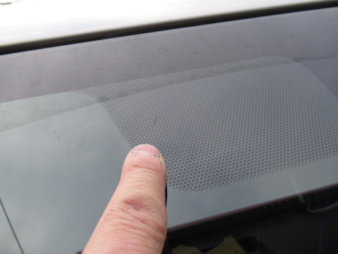 働く車、仕事の合間にフロントガラス修理！お昼休憩なども受付可能！