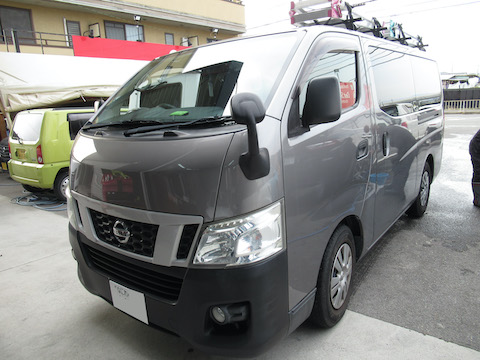 働く車、仕事の合間にフロントガラス修理！お昼休憩なども受付可能！