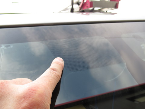 働く車、仕事の合間にフロントガラス修理！お昼休憩なども受付可能！