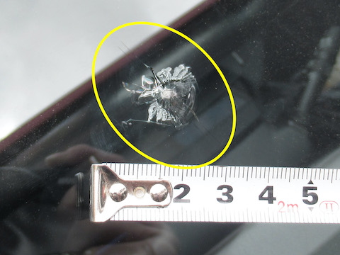 飛び石で500円玉超えた大きなヒビ割れもウインドリペアで直します！