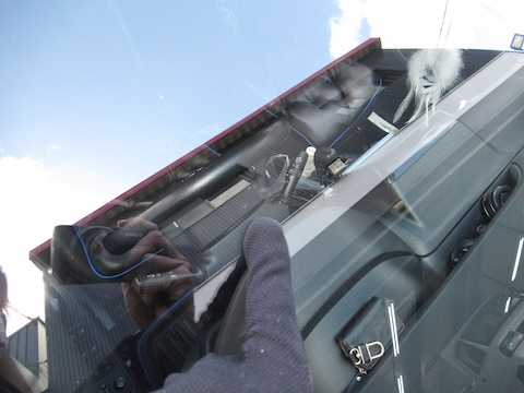 飛び石で500円玉超えた大きなヒビ割れもウインドリペアで直します！